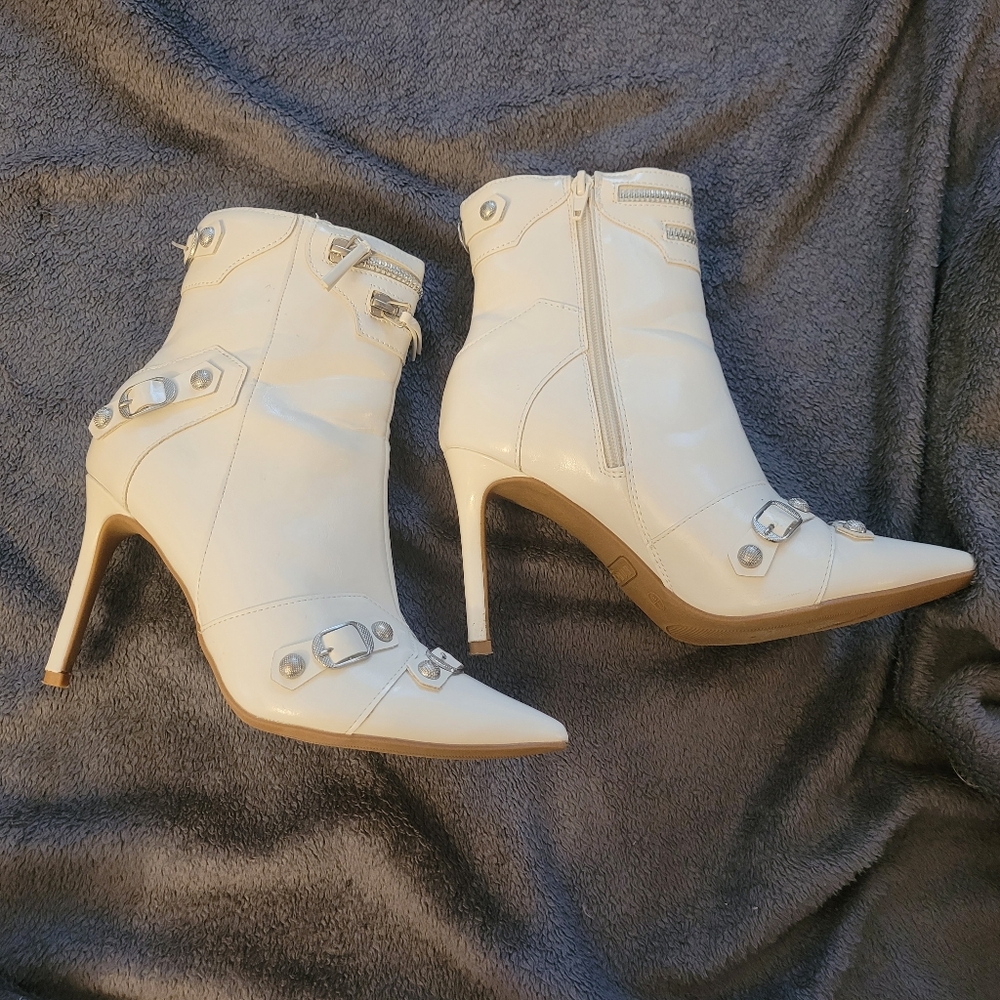 Pointed-toe boots
